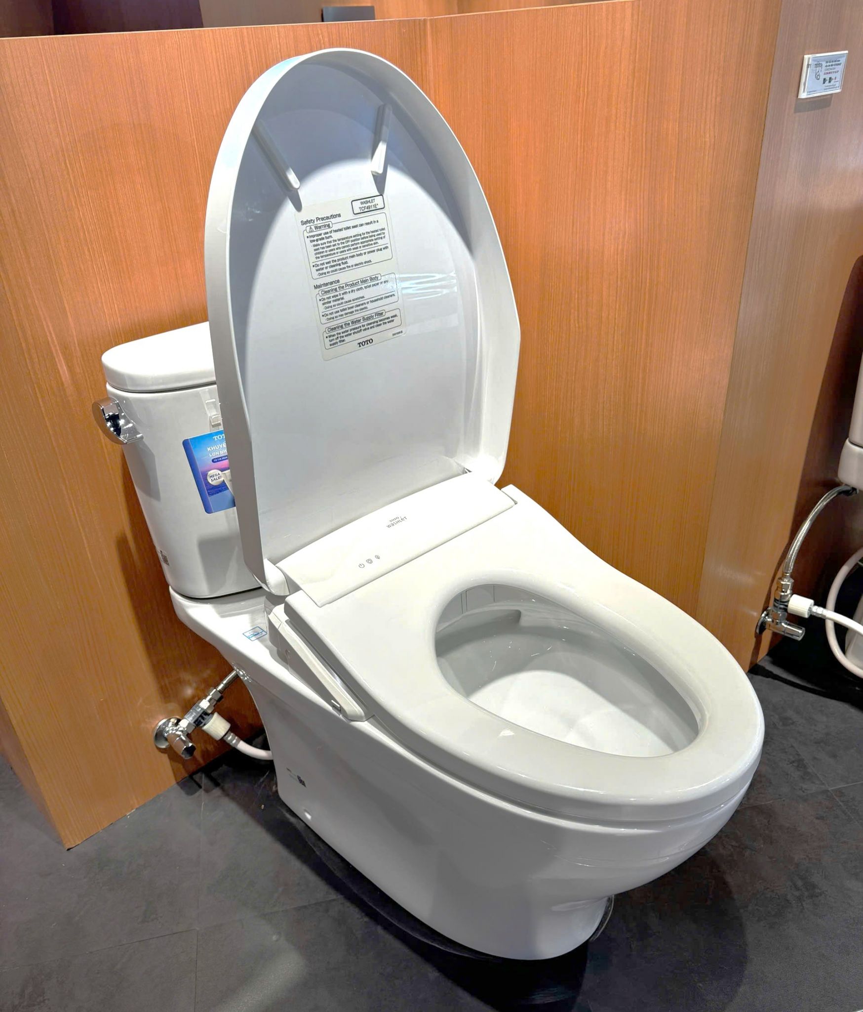 Bồn Cầu Điện Tử TOTO CS767CRW12 (CS767CW12) Nắp Washlet Giấu Dây
