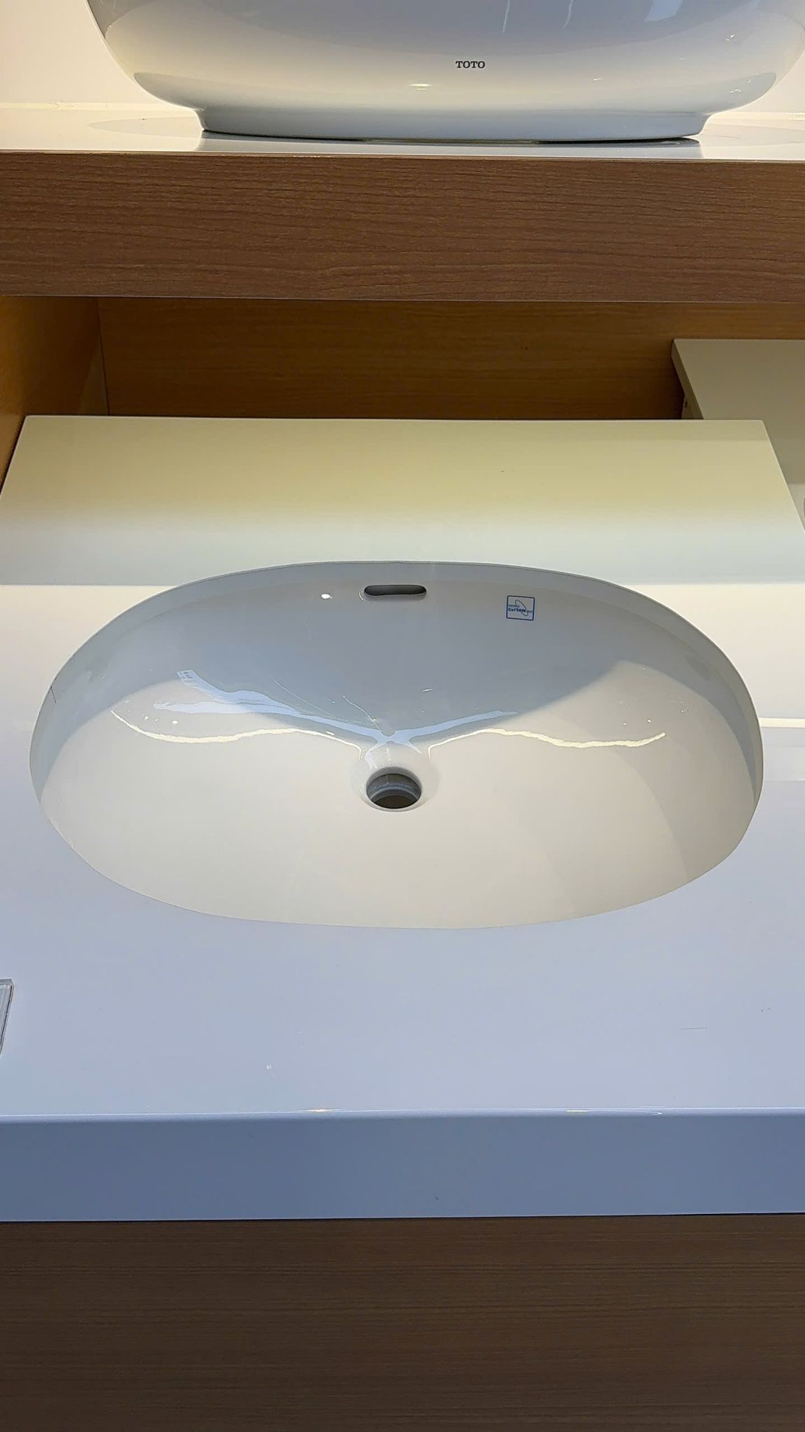 Chậu Lavabo TOTO LT546 Âm Bàn Oval