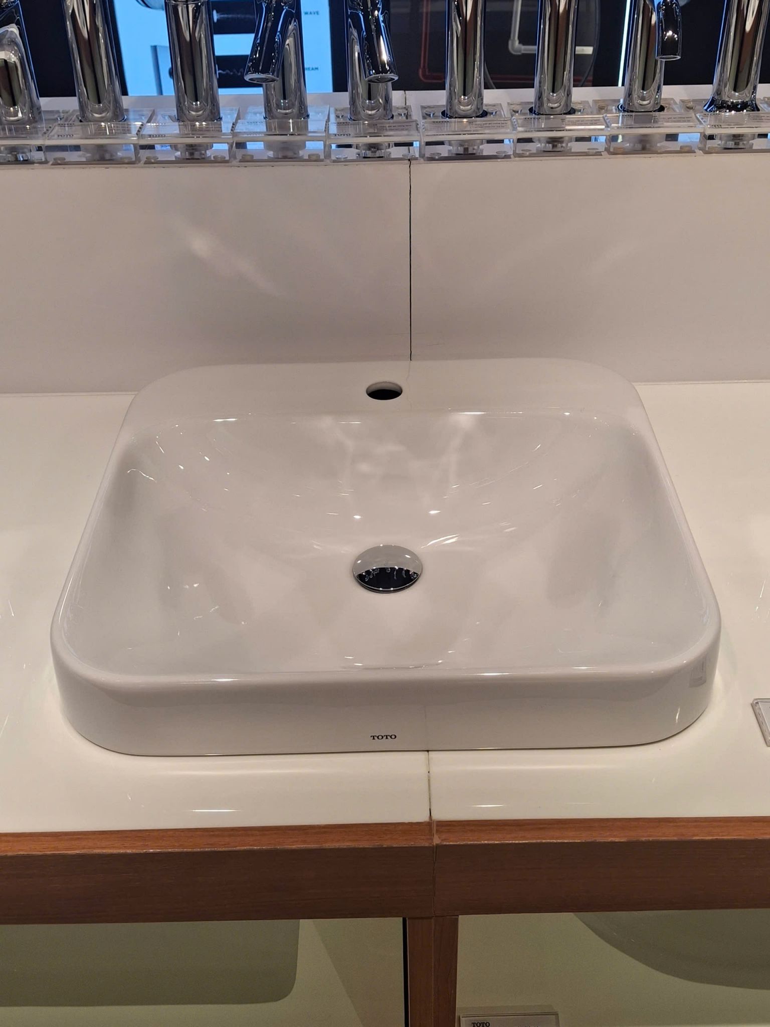 Chậu Rửa Lavabo TOTO LT5615C Đặt Bàn