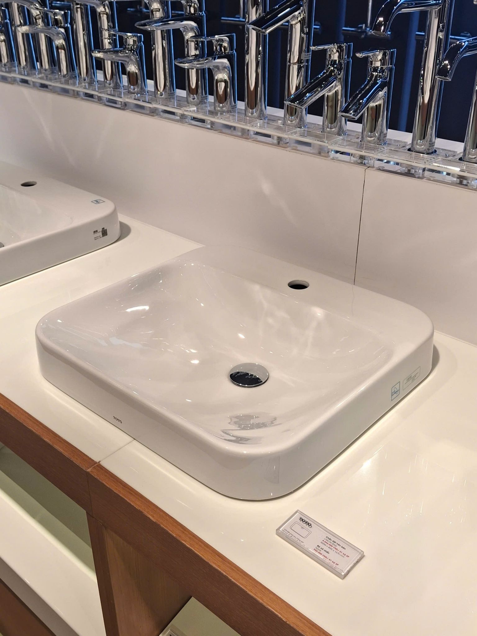 Chậu Rửa Lavabo TOTO LT5615C Đặt Bàn