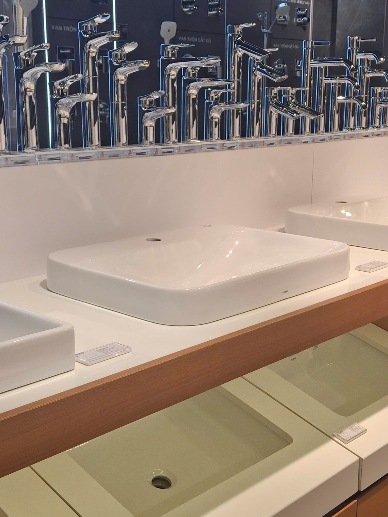 Chậu Rửa Lavabo TOTO LT5616C Đặt Bàn