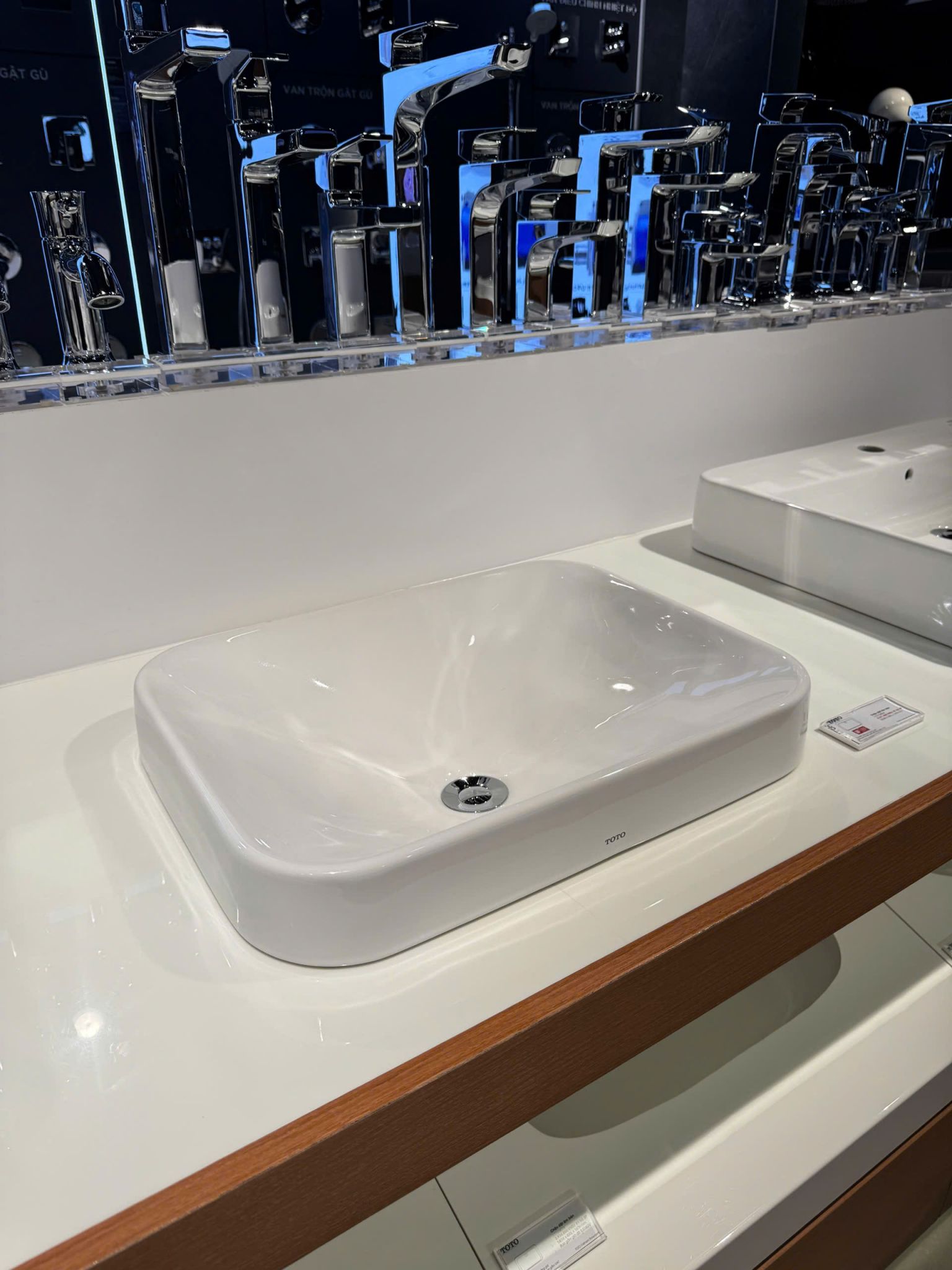 Chậu Rửa Lavabo TOTO LT5715 Đặt Bàn