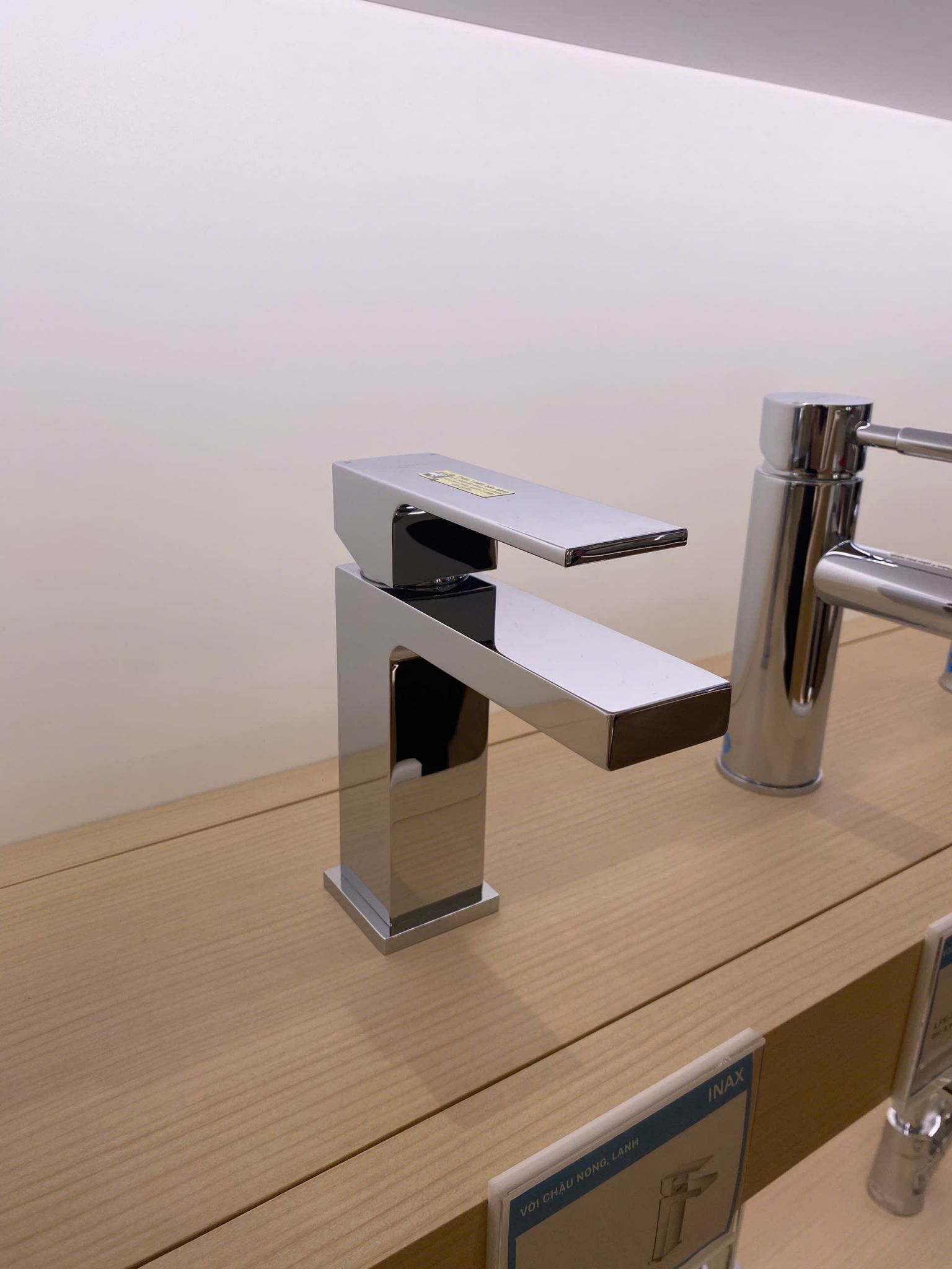 Vòi Lavabo Nóng Lạnh Inax LFV-402S