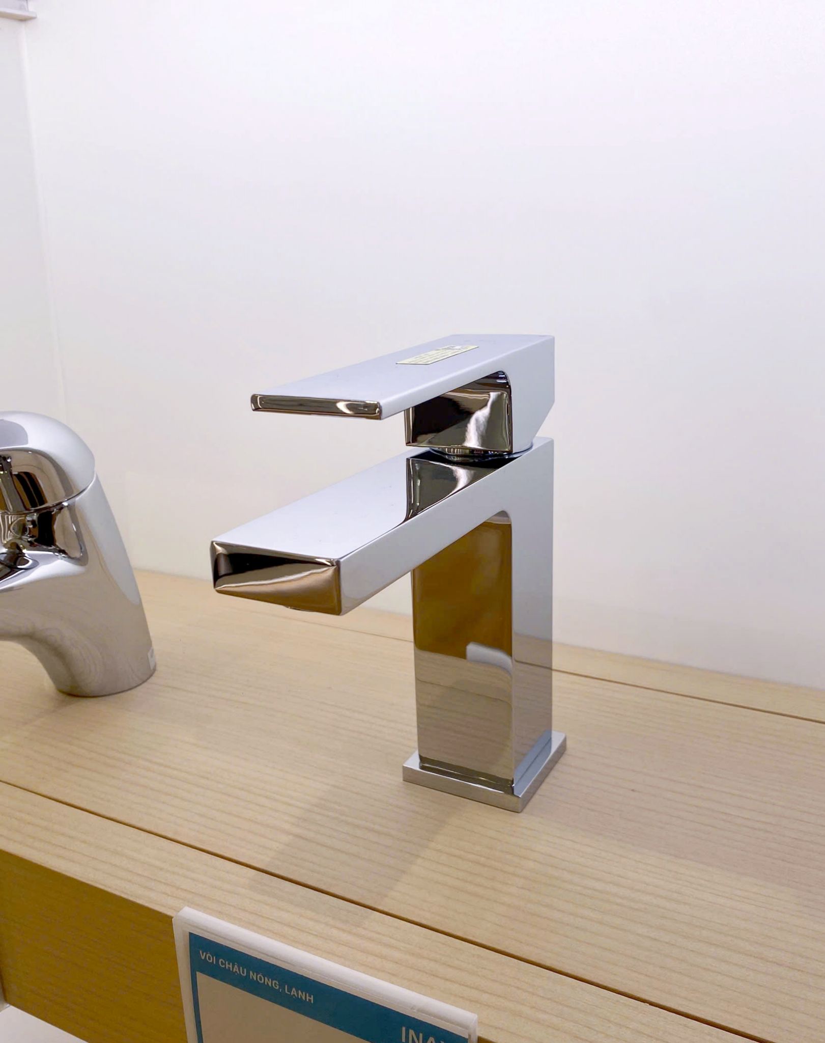 Vòi Lavabo Nóng Lạnh Inax LFV-402S